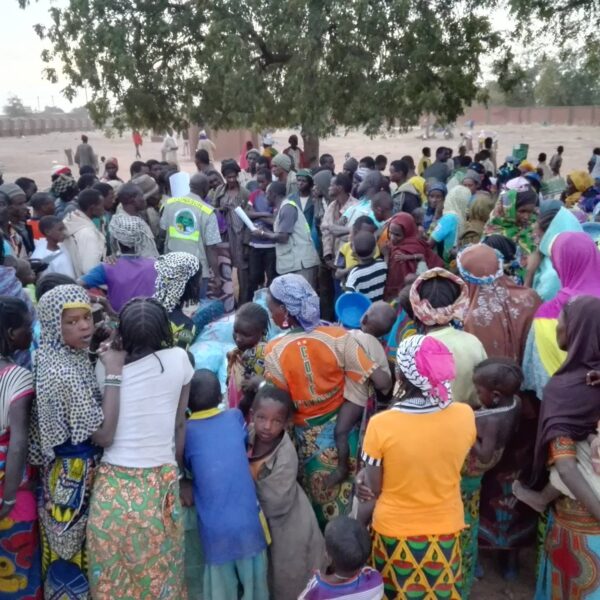 Foule Conseil National De Secours D'Urgence Et De Réhabilitation