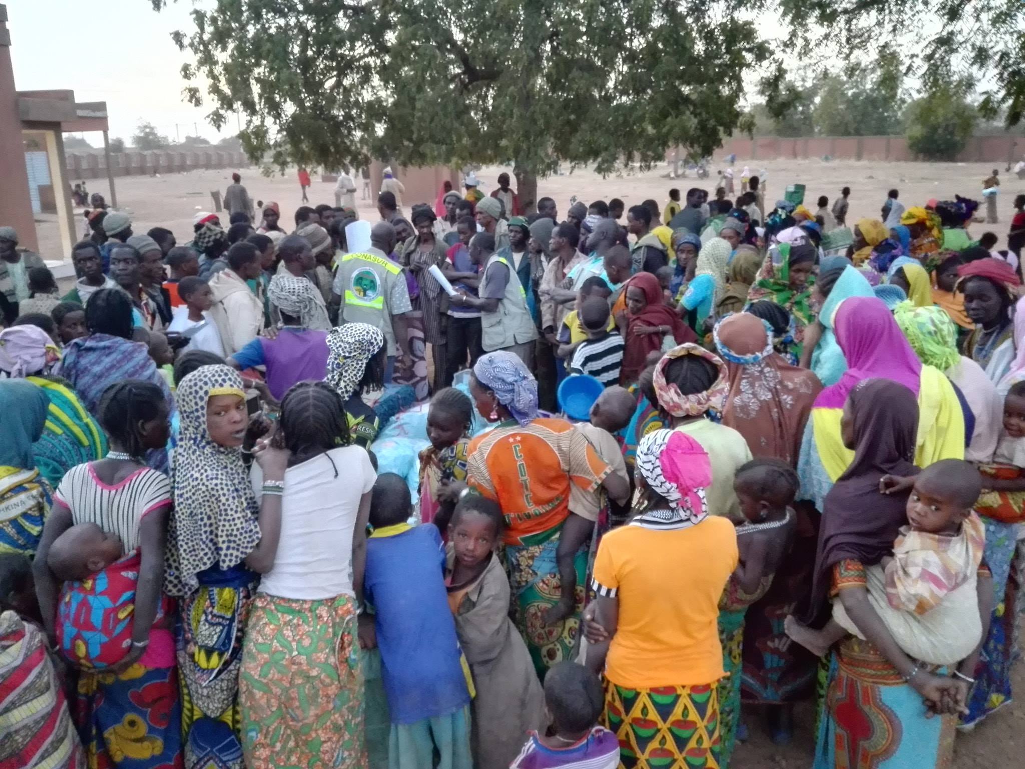 foule Conseil National de Secours d'Urgence et de Réhabilitation